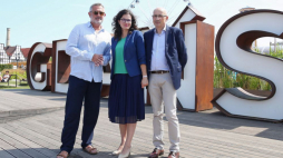 Współtwórca Gdańsk Lotos Siesta Festival, dziennikarz radiowy, Marcin Kydryński (L), prezydent Gdańska Aleksandra Dulkiewicz (C) oraz dziennikarz muzyczny Piotr Łyszkiewicz (P) podczas konferencji prasowej nt. tegorocznej edycji Gdańsk Lotos Siesta Festival. Fot. PAP/J. Dzban