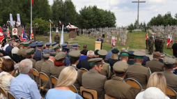 Wiceminister spraw wewnętrznych i administracji Jarosław Zieliński (C) przemawia podczas głównych obchodów 74. rocznicy obławy augustowskiej na Górze Krzyży. Giby, 21.07.2019. Fot. PAP/A. Reszko