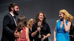 Kristina Grozev (C) i Petar Valchanov (L) z Kryształowym Globusem 54. Międzynarodowego Festiwalu Filmowego w Karlowych Warach. Fot. PAP/EPA