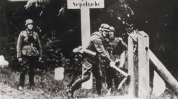 1939 r. Żołnierze niemieccy niszczą zapory graniczne na terenie Polski; dokładna data i miejsce nieznane. Fot. PAP/De Agostini Picture Library