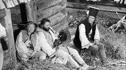 Plan filmowy serialu „Janosik” - od lewej aktorzy: Witold Pyrkosz (Jędruś Pyzdra), Bogusz Bilewski (Waluś Kwiczoł) i Marek Perepeczko, odtwórca tytułowej roli. Fot. PAP/CAF/M. Sochor