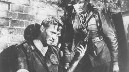 Emil Karewicz i Wieńczysław Gliński w filmie „Kanał” w reż. Andrzeja Wajdy. Fot. PAP/Reprodukcja