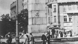 Warszawa, 06.1944 r. Kotwica, znak Polski Walczącej, na cokole pomnika Lotnika na pl. Unii Lubelskiej w Warszawie. Namalował ją Jan Bytnar ps. Rudy.  Fot. PAP/CAF/S. Bałuk