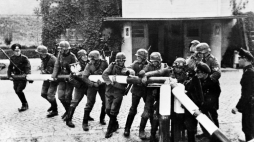 Łamanie szlabanu granicznego przez żołnierzy niemieckiej armii. Sopot, 1 września 1939 r. Fot. PAP/Reprodukcja