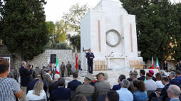 Loreto, Włochy, 17.07.2019. Szef Urzędu ds. Kombatantów i Osób Represjonowanych Jan Józef Kasprzyk przemawia podczas uroczystości na Polskim Cmentarzu Wojennym w Loreto. Fot. PAP/R. Guz