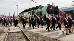 Poczty sztandarowe podczas obchodów 39. rocznicy Lubelskiego Lipca na dworcu PKP w Lublinie. Fot. PAP/W. Jargiło