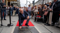 Wojciech Marczewski (C) podczas odsłonięcia swojej gwiazdy w łódzkiej Alei Sław. Fot. PAP/G. Michałowski
