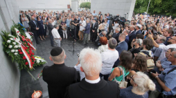 Rozpoczęcie uroczystości upamiętniających 77. rocznicę rozpoczęcia przez Niemców akcji likwidacyjnej getta warszawskiego pod pomnikiem Umschlagplatz. Fot. PAP/W. Olkuśnik