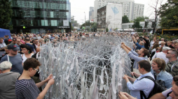 Uczestnicy Marszu Pamięci zawieszają Wstążki Pamięci z imionami zamordowanych warszawskich Żydów.  Fot. PAP/W. Olkuśnik