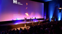Producent filmowy Roman Gutek (2L) i dyrektor artystyczny festiwalu Marcin Pieńkowski (L) podczas gali otwarcia 19. Międzynarodowego Festiwalu Filmowego Nowe Horyzonty we Wrocławiu. Fot. PAP/M. Kulczyński