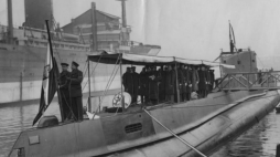 Wciąganie bandery po wodowaniu okrętu podwodnego ORP Orzeł w stoczni Vlissingen. Źródło: NAC