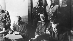 Podpisanie układu o zaprzestaniu działań wojennych w Warszawie. Ożarów Mazowiecki, 02.10.1944 r. Fot. PAP/CAF