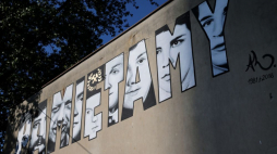 Katowice, mural upamiętniający 9 górników zastrzelonych podczas pacyfikacji kopalni „Wujek”. Autorem jest francuski artysta o pseudonimie Al Sticking. Fot. PAP/A. Grygiel