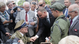 Warszawa, 30.07.2019. Prezydent RP Andrzej Duda (C) podczas spotkania z powstańcami warszawskimi, w ramach obchodów 75. rocznicy Powstania Warszawskiego, w Parku Wolności przy Muzeum Powstania Warszawskiego. Fot. PAP/W. Olkuśnik