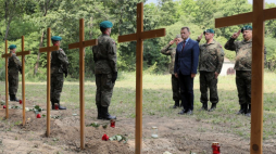 Warszawa, 30.07.2019. Minister obrony narodowej Mariusz Błaszczak (C-P) podczas uroczystości upamiętniających 75. rocznicę egzekucji w Forcie III w Pomiechówku. Fot. PAP/P. Supernak