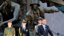 Warszawa, 31.07.2019. Prezydent RP Andrzej Duda (C) przemawia na Apelu Poległych podczas uroczystości przed pomnikiem Powstania Warszawskiego na pl. Krasińskich w stolicy, w przeddzień 75. rocznicy wybuchu powstania warszawskiego. Fot. PAP/R. Guz