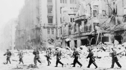 Warszawa 08.1944. Patrol powstańczy na ulicy Jasnej. PAP/Reprodukcja zdjęcia Sylwestra Brauna ps. Kris Dokładny dzień wydarzenia nieustalony.