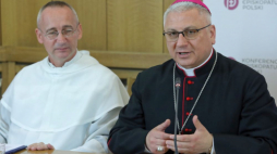 Sekretarz Generalny Konferencji Episkopatu Polski bp Artur Miziński (P) oraz kierownik 308. Warszawskiej Pielgrzymki Pieszej o. Marek Tomczyk (L) podczas konferencji prasowej na temat ruchu pielgrzymkowego #PolskaPielgrzymuje. Fot. PAP/T. Gzell