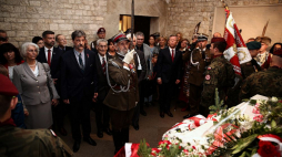 Ceremonia wręczenia rodzinie Piotra Gizy Krzyża Walecznych w krypcie Józefa Piłsudskiego na Wawelu. Fot. PAP/Ł. Gągulski