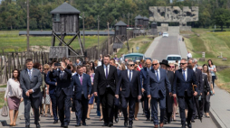 W pierwszym rzędzie: wicepremier, minister kultury i dziedzictwa narodowego prof. Piotr Gliński (3P), ambasador Niemiec w RP Rolf Nikel (2L), wojewoda lubelski Przemysław Czarnek (4L) i dyrektor Państwowego Muzeum na Majdanku Tomasz Kranz (2P) podczas uroczystości upamiętniających 75. rocznicę likwidacji byłego niemieckiego obozu koncentracyjnego na Majdanku. Fot. PAP/W. Jargiło
