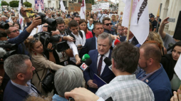 Wicepremier, minister kultury i dziedzictwa narodowego prof. Piotr Gliński (C) wyszedł do protestujących związkowców Pracowników Muzeów NSZZ "Solidarność" Regionu Mazowsze przed bramą siedziby resortu. Fot. PAP/W. Olkuśnik