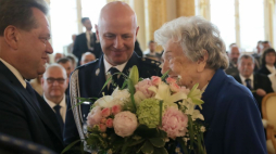 Warszawa, 24.07.2019. Komendant Główny Policji gen. insp. dr Jarosław Szymczyk (C), wiceminister spraw wewnętrznych i administracji Jarosław Zieliński (L) oraz wdowa po funkcjonariuszu Policji Państwowej II RP st. post. Janie Borkowskim Maria Czernek w Warszawie na Zamku Królewskim. (PAP/W. Olkuśnik