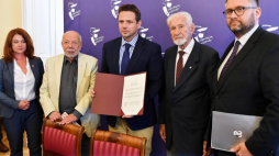 Warszawa 24.07.2019. Prezes Światowego Związku Żołnierzy Armii Krajowej Leszek Żukowski (2P), I wiceprezes Związku Powstańców Warszawskich Zbigniew Galperyn (2L), prezydent Warszawy Rafał Trzaskowski (3P), dyrektorka koordynatorka, ds. kultury i komunikacji społecznej Warszawy Aldona Machnowska-Góra (L) oraz dyrektor Muzeum Powstania Warszawskiego Jan Ołdakowski (P) podczas konferencji prasowej na temat programu 75. rocznicy Powstania Warszawskiego.  PAP/P. Nowak