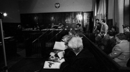 Warszawa 06.1984. Proces w sprawie śmierci Grzegorza Przemyka. Fot. PAP/W. Frelek