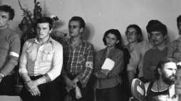 Gdańsk 08.1980. Strajk okupacyjny załogi Stoczni im. Lenina. Zapoczątkowany żądaniem przywrócenia do pracy pracownicy stoczni Anny Walentynowicz, rozpoczął się 14 sierpnia. Nz. członkowie Ruchu Młodej Polski. Fot. PAP/S. Markowski