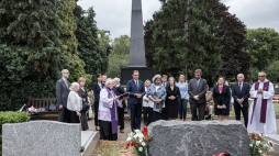 Prezes IPN Jarosław Szarek i przedstawiciele Instytutu wraz z dziećmi Kazimierza Sabbata: Jolantą, Barbarą i Janem złożyli wieńce na grobie prezydenta na cmentarzu Gunnersbury. Londyn, 19.07.2019. Fot. Sławek Kasper / IPN