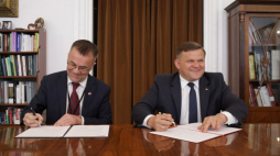 Wiceminister kultury Jarosław Sellin (L) i wiceszef MON Wojciech Skurkiewicz podpisują porozumienie ws. Międzynarodowego Ośrodka Szkoleń i Badań nad Dziedzictwem Kultury w Zagrożeniu. Fot. MKiDN / Danuta Matloch