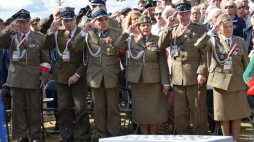 Weterani podczas obchodów 75. rocznicy operacji „Ostra Brama” w Skorbucianach. Źródło: Urząd do Spraw Kombatantów i Osób Represjonowanych