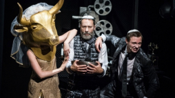 Zdjęcie ze spektaklu „Śpiewak jazzbandu”. Źródło: Teatr-zydowski.art.pl