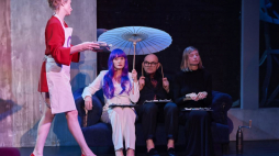 Aktorki Justyna Bartoszewicz (L), Katarzyna Kaźmierczak (2L) i Magdalena Boć (P) oraz aktor Robert Ninkiewicz (2P) podczas próby medialnej na scenie Stara Apteka w Teatrze Wybrzeże w Gdańsku. Fot. PAP/A. Warżawa