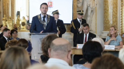 Warszawa, 31.07.2019. Prezydent Warszawy Rafał Trzaskowski podczas uroczystej sesji Rady Warszawy zorganizowanej na Zamku Królewskim w Warszawie w 75. rocznicę wybuchu powstania warszawskiego.  PAP/W. Olkuśnik