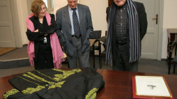 Andrzej Wajda (P) i Krystyna Zachwatowicz - Wajda (L) przekazują dary na ręce prof. Stanisława Waltosia (C), dyrektora Muzeum UJ – m.in. frak z ozdobnym zielonym haftem, w który reżyser był ubrany podczas uroczystości przyjęcia go do grona francuskiej Akademii Sztuk Pięknych. 02.05.2006. Fot. PAP/Jacek Bednarczyk