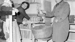 Warszawa, 1959 r. Stefan Wiechecki - "Wiech", niezwykle popularny piewca warszawskiego folkloru, natchnienia szukał czasem w maglu. PAP/CAF