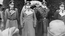 Kurt von Burgsdorff przemawia na pl. Szczepańskim w Krakowie z okazji rocznicy dojścia Adolfa Hitlera do władzy. Przed trybuną od lewej: Siegfried Haenicke, Josef Friedrich Buhler, Wilhelm Koppe i Walter Somme. 1944 r. Fot. NAC