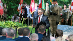 Uroczystości w 75. rocznicę operacji „Ostra Brama”: marszałek Sejmu Marek Kuchciński (C) podczas obchodów przy pomniku żołnierzy Armii Krajowej w Wilnie. 06.07.2019. Fot. PAP/A. Lange