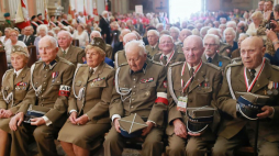 Uroczystości w 75. rocznicę operacji „Ostra Brama”: weterani, m.in. ppłk Stanisława Kociełowicz „Iskierka” (3L, w 1. rzędzie) podczas uroczystej mszy świętej w kościele pw. św. Teresy w Wilnie. 07.07.2019. Fot. PAP/A. Lange