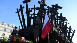 Uroczystości upamiętniające ofiary tzw. operacji polskiej NKWD przed Pomnikiem Poległym i Pomordowanym na Wschodzie w Warszawie. 11.08.2019. Fot. PAP/P. Nowak