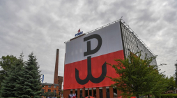 Uroczystość odsłonięcia flagi z symbolem Polski Walczącej, upamiętniającej 75. rocznicę wybuchu Powstania Warszawskiego, na terenie Gazowni Warszawskiej. Fot. PAP/P. Nowak