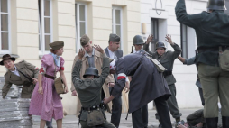 Inscenizacja historyczna przy skrzyżowaniu ulic Żelaznej i Chłodnej w Warszawie upamiętniająca 75. rocznicę zdobycia posterunku żandarmerii niemieckiej Nordwache przez żołnierzy batalionu Armii Krajowej „Chrobry I”. Fot. PAP/W. Olkuśnik