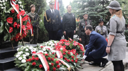 Premier Mateusz Morawiecki (2P) podczas uroczystości przed pomnikiem Gloria Victis na Wojskowych Powązkach w Warszawie. 01.08.2019. Fot. PAP/T. Gzell