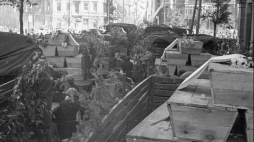 Pogrzeb bezimiennych ofiar Powstania Warszawskiego z Woli i Ochoty – trumny z prochami przed placem Zbawiciela. Warszawa, 06.08.1946. Fot. PAP/CAF/J. Baranowski 