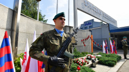 Uroczystości przed bramą Stoczni Szczecińskiej z okazji 39. rocznicy podpisania Porozumień Sierpniowych i powstania NSZZ „Solidarność”. Fot. PAP/M. Bielecki