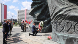 Katowice, 15.08.2019. Prezydent RP Andrzej Duda (C) złożył wieniec przed Pomnikiem Powstańców Śląskich, 15 bm. w Katowicach. Trwają centralne uroczystości z okazji Święta Wojska Polskiego, w których udział biorą przedstawiciele najwyższych władz państwowych oraz kadry kierowniczej Sił Zbrojnych RP. Fot. PAP/A. Grygiel