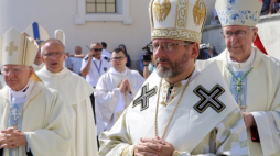 Częstochowa, 26.08.2019. Metropolita krakowski, abp Marek Jędraszewski (L), arcybiskup Większy Kijowsko-Halicki i Zwierzchnik Ukraińskiego Kościoła Grekokatolickiego abp Światosław Szewczuk (2P) oraz przewodniczący KEP abp Stanisław Gądecki (P) podczas uroczystości Najświętszej Maryi Panny Częstochowskiej. Fot. PAP/W. Deska