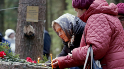 Sankt Petersburg, 30 10 2018. Cmentarz w Lewaszowie. Złożenie kwiatów i zapalenie zniczy na grobach krewnych pomordowanych w okresie stalinowskiego Wielkiego Terroru 1937-1938. Fot. PAP/EPA/A. Maltsev  