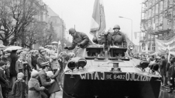 Bystrzyca Kłodzka, 24.10.1968 r. Powrót wojsk z Czechosłowacji. Pierwsze odddziały WP czasowo stacjonujące na terytrorium CSRS powracają do kraju. N./z: powitanie na granicy. Fot. PAP/CAF/E. Wołoszczuk 